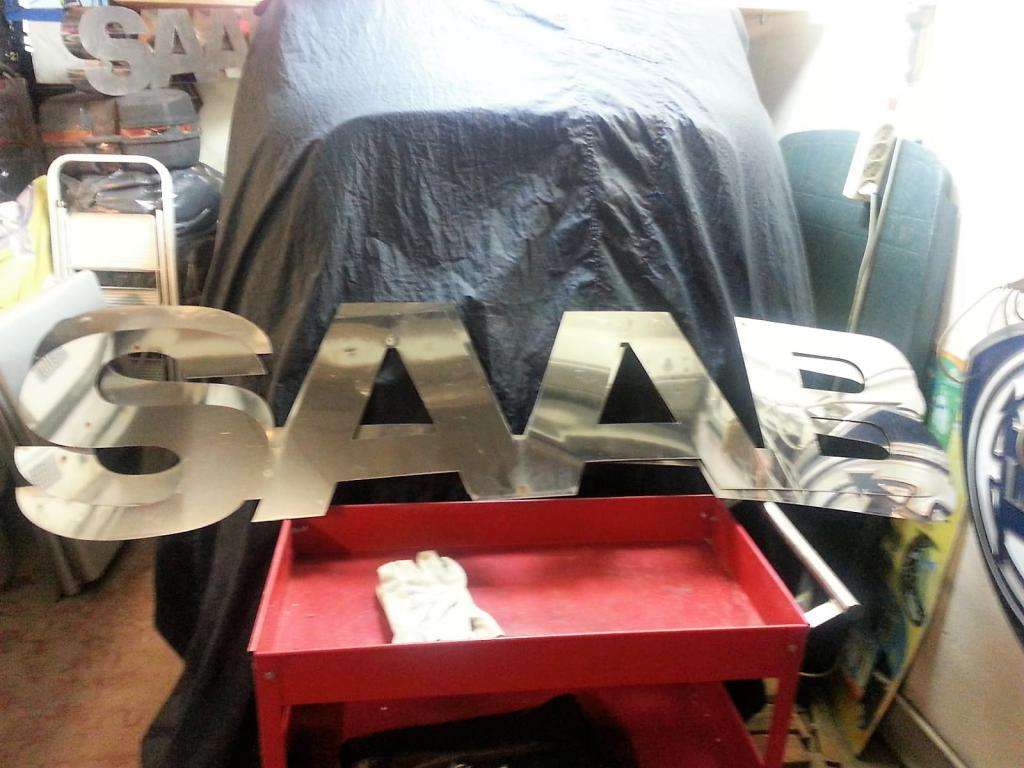 Insegna Saab due scritte cromate grandi. 